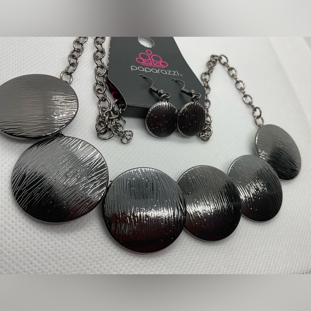 Paparazzi Hammered Gunmetal Necklace and Earring Set NWT